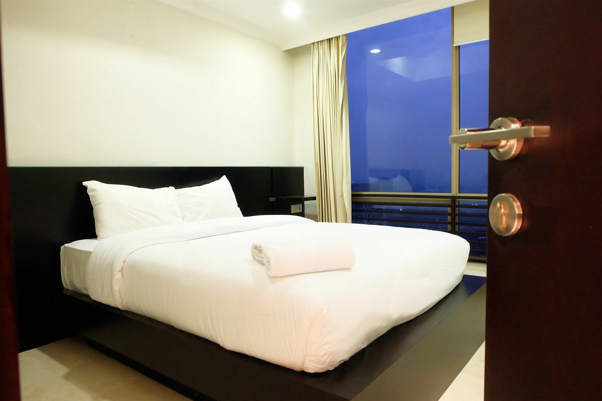 Apartment 3 Bedrooms Luxury Sudirman Mansion By Travelio