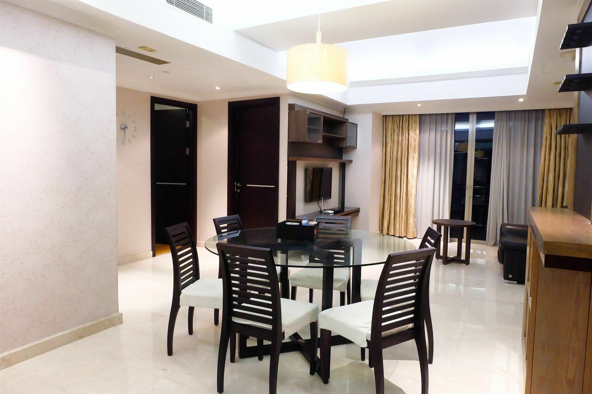 3 Bedrooms Luxury Sudirman Mansion By Travelio