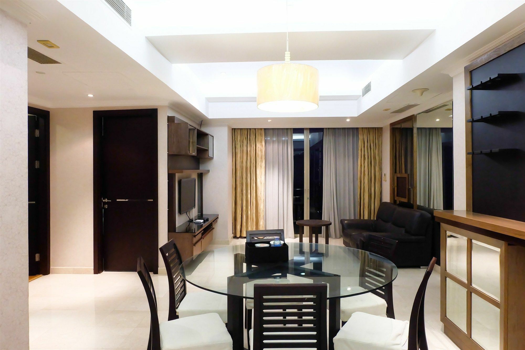 3 Bedrooms Luxury Sudirman Mansion By Travelio *